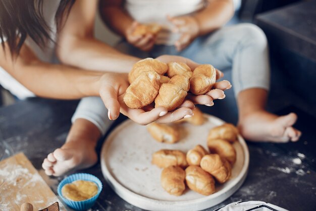 Familie kocht den Teig für Kekse