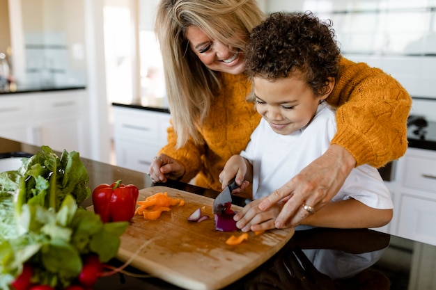 Familie kocht Frühstück zusammen zu Hause