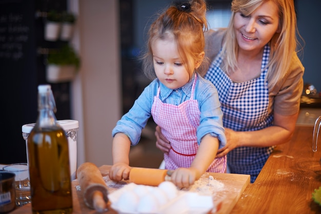 Familie kocht zusammen in der Küche