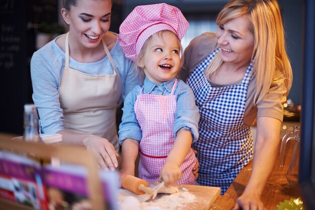 Familie kocht zusammen