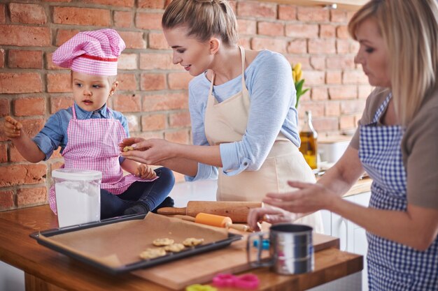 Familie kocht zusammen