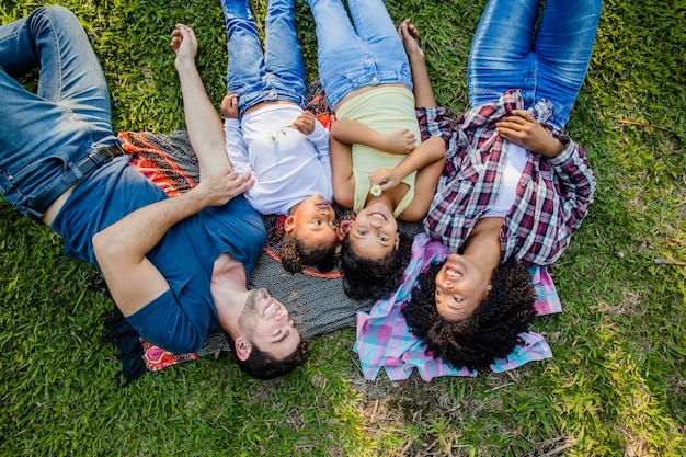 Kostenloses Foto familie liegend auf gras draufsicht