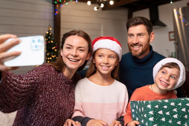 Familie macht ein Selfie am Weihnachtstag