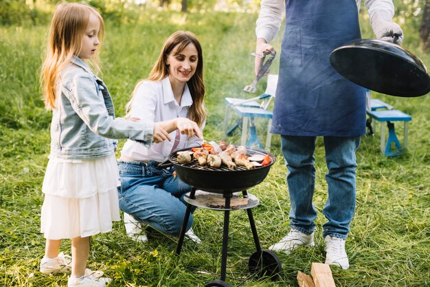 Familie macht einen Grill in der Natur