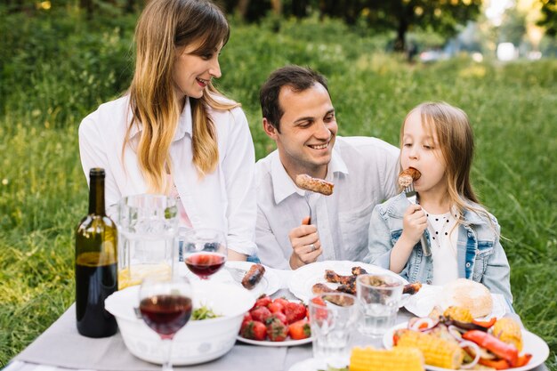 Familie macht einen Grill in der Natur