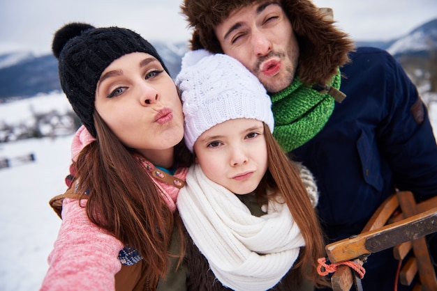 Familie macht lustige Gesichter vor der Kamera