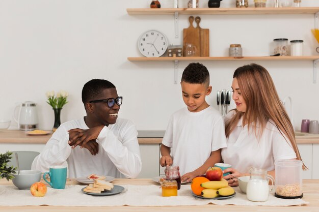 Familie macht sich bereit zu essen