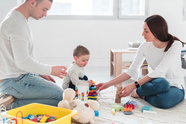 Familie mit Baby, das zusammen spielt