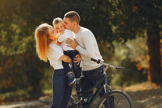 Familie mit dem Fahrrad in einem Sommerpark