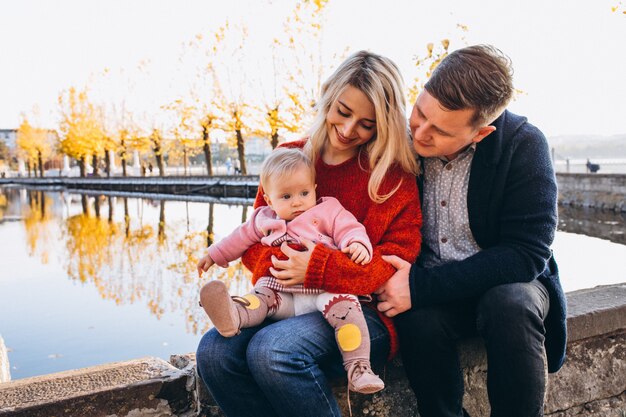 Familie mit der Babytochter, die in Park geht