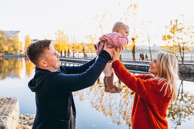 Familie mit der Babytochter, die in Park geht