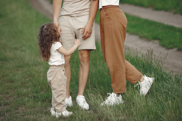 Familie mit der kleinen Tochter, die Zeit zusammen im sonnigen Feld verbringt