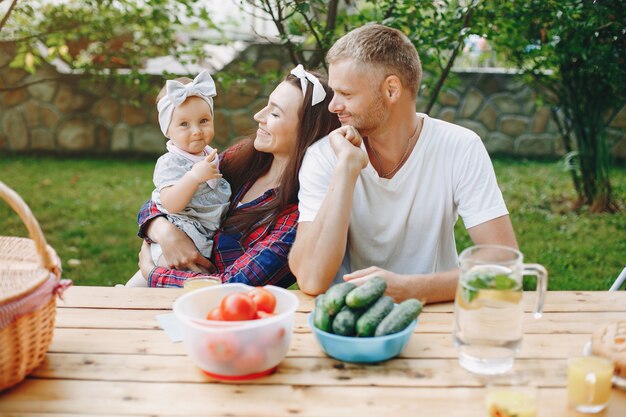 Familie mit der Tochter, die im Yard spielt