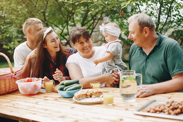 Familie mit der Tochter, die im Yard spielt