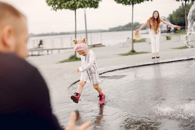 Familie mit der Tochter, die in einem Park spielt