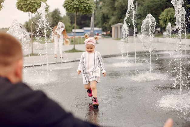 Familie mit der Tochter, die in einem Park spielt