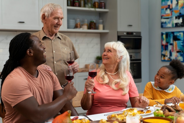 Familie mit einem schönen Thanksgiving-Dinner zusammen