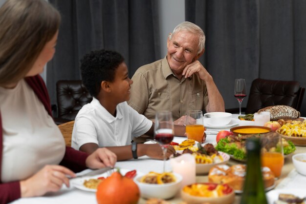 Familie mit einem schönen Thanksgiving-Dinner zusammen