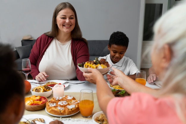 Familie mit einem schönen Thanksgiving-Dinner zusammen