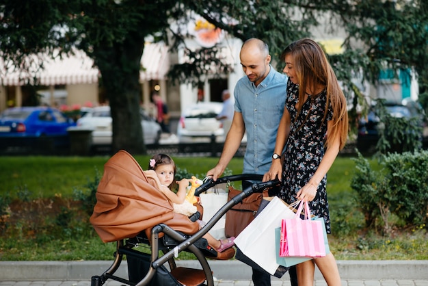 Familie mit Einkaufstasche in einer Stadt