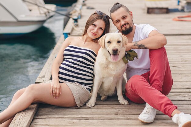 Familie mit Hund im Freien