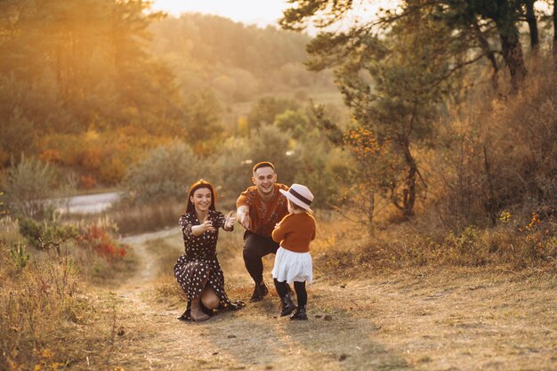 Familie mit ihrer kleinen Tochter auf einem Herbstgebiet