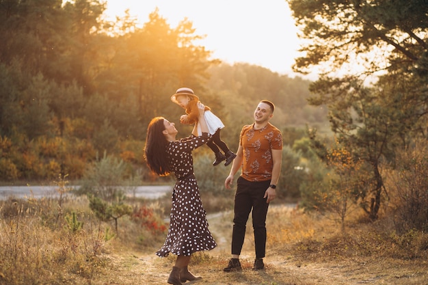 Familie mit ihrer kleinen Tochter auf einem Herbstgebiet