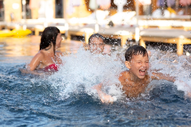 Familie mit Jungen, die ihren Tag im Schwimmbad genießen