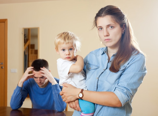 Familie mit Kind, das Konflikt hat