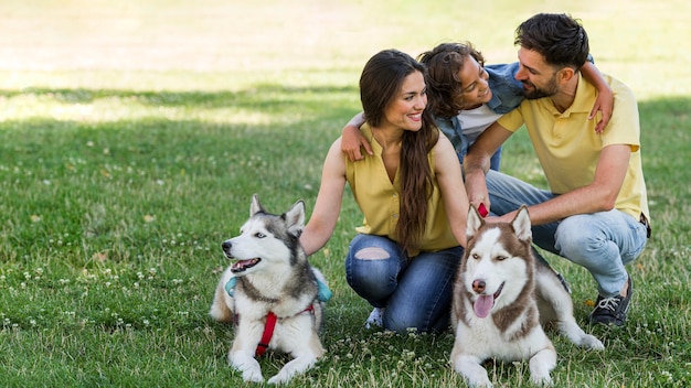 Familie mit kind und hunden im freien zusammen