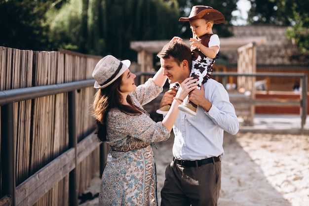 Familie mit kleinem Sohn an der Ranch