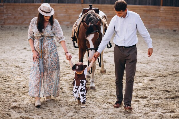 Familie mit kleinem Sohn an der Ranch