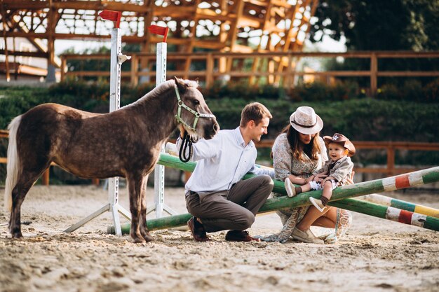 Familie mit kleinem Sohn an der Ranch