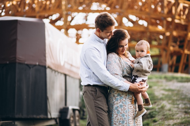 Familie mit kleinem Sohn an der Ranch