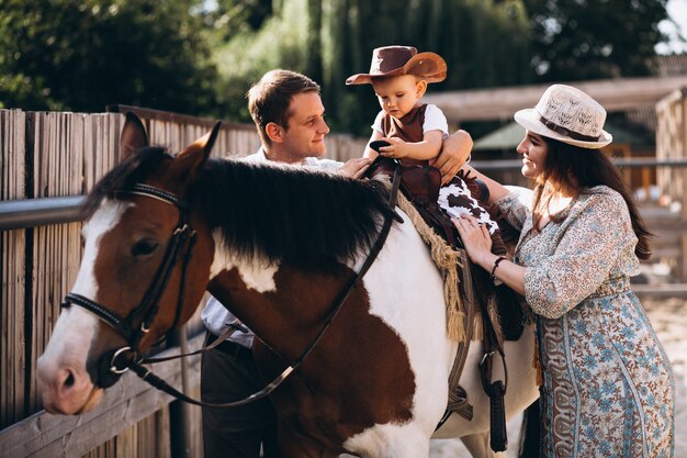 Familie mit kleinem Sohn an der Ranch