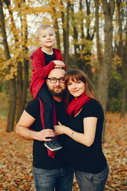 Familie mit kleinem Sohn in einem Herbstpark