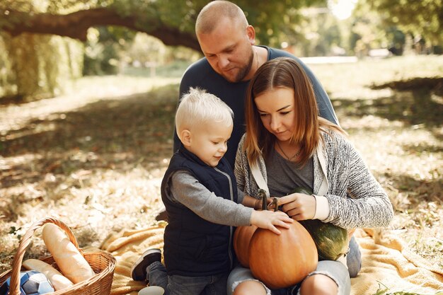 Familie mit kleinem Sohn in einem Herbstpark