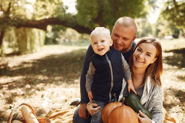 Familie mit kleinem Sohn in einem Herbstpark