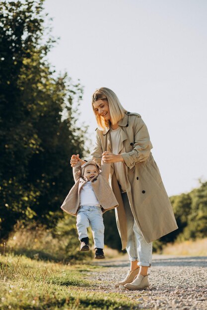 Familie mit kleiner Tochter, die Zeit zusammen im sonnigen Feld verbringt