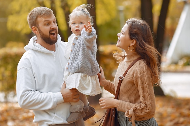 Familie mit kleiner Tochter in einem Herbstpark