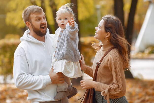 Familie mit kleiner Tochter in einem Herbstpark