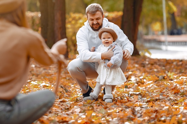 Kostenloses Foto familie mit kleiner tochter in einem herbstpark