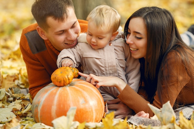 Familie mit kleiner Tochter in einem Herbstpark