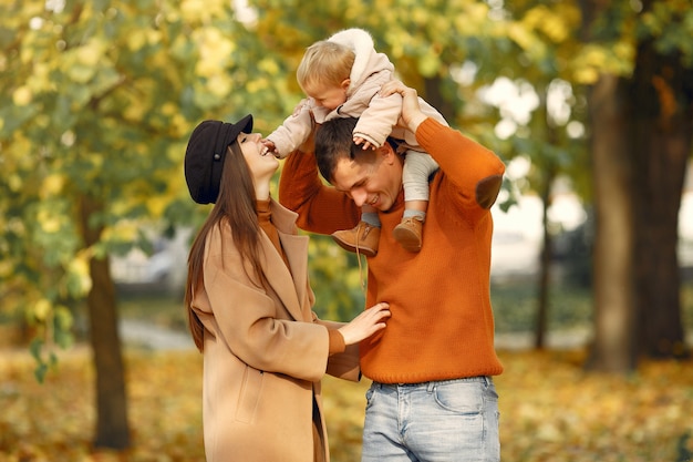 Familie mit kleiner Tochter in einem Herbstpark