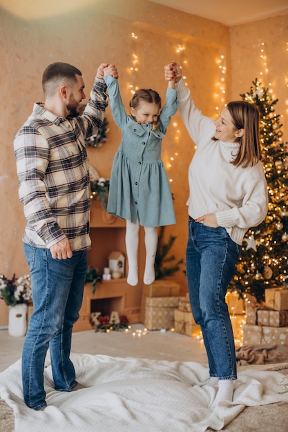 Familie mit kleiner Tochter zusammen an Weihnachten