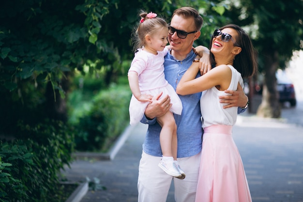 Familie mit kleiner tochter zusammen im park