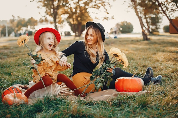 Familie mit Kürbissen