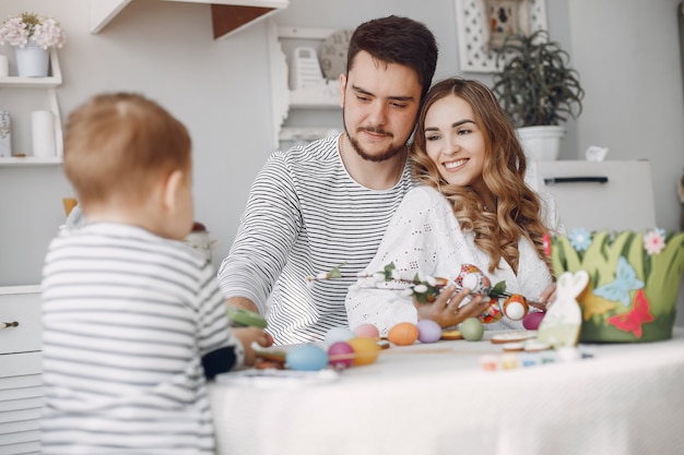 Familie mit Malerei des kleinen Sohns