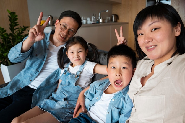 Familie mit mittlerer Aufnahme, die ein Selfie macht