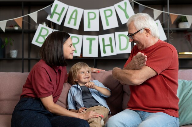 Familie mit mittlerer Aufnahme, die Geburtstag feiert